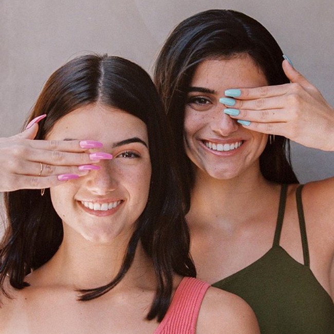 Salah satu adegan dalam video bertajuk Dinner With the DAmelios itu menampilkan Aaron May menjelaskan masakan yang dibuatnya. Namun Charlie merespons sambil tangannya bersedekap, Pembohong. Kakaknya, Dixie, lalu mencoba mencicipi makanan tersebut langsung mengejang dan lari keluar untuk muntah di depan Aaron. Dia pun menyebut masakannya tidak enak. Aku muntah, tidak enak, kata remaja 19 tahun tersebut. Foto: Dok. Instagram Charli DAmelio dan Dixie DAmelio