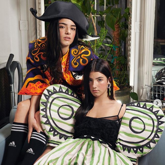 Drama bintang TikTok berusia 16 tahun itu bermula dari unggahan video di channel YouTube The DAmelio Family pada 16 November 2020. Keluarga DAmelios mengundang koki ternama Aaron May sebagai chef pribadi mereka untuk satu malam. Aaron bertanggungjawab memasak dan menyajikan makanan istimewa di acara tersebut. Foto: Dok. Instagram Charli DAmelio dan Dixie DAmelio