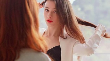 Dasha hobinya melukis di samping sebagai model dan influencer. Dia pernah melukis ulang Starry Night karya Van Gogh yang terkenal. Foto: Instagram