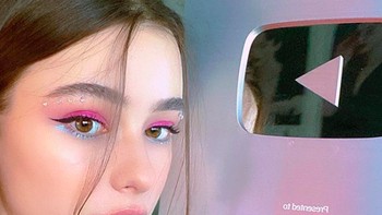 Dia juga menjadi YouTuber dan telah memiliki ratusan ribu subscriber. Yes, akhirnya punya lebih dari 700 ribu follower, aku bahagia, katanya saat mengumumkan pencapaiannya itu. Foto: Instagram