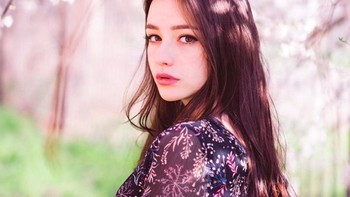 Dia juga sering menyapa fans di Instagram soal kehidupan sehari-hari. “Apakah warna favoritmu? Kalau aku kuning, orante, hijau dan biru,” tulisnya. Foto: Instagram