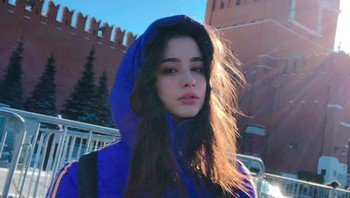 Saat berpose di kota Moskow. Dasha terkenal di Instagram sebagai influencer yang telah meraup 3,2 juta follower di akun dengan nama @taaarannn. Foto: Instagram