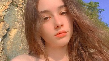  Tak hanya jago makeup, gadis berambut panjang ini juga memiliki talenta untuk membuat sketsa di mana ia suka memajang karyanya secara online. Foto: Instagram