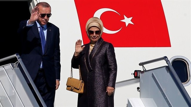 Pada kesempatan lainnya Emine Erdogan kembali memakai tas klasik Chanel yang sebelumnya dipakai saat menemani suaminya berkunjung ke China pada 2014. Pada foto ini, Emine terlihat membawa tas merek Prancis tersebut ketika menemani sang suami Presiden Erdogan berangkat ke Hungaria untuk kunjungan kenegaraan. Foto: Dok. tccb.gov.tr