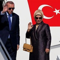 Pada kesempatan lainnya Emine Erdogan kembali memakai tas klasik Chanel yang sebelumnya dipakai saat menemani suaminya berkunjung ke China pada 2014. Pada foto ini, Emine terlihat membawa tas merek Prancis tersebut ketika menemani sang suami Presiden Erdogan berangkat ke Hungaria untuk kunjungan kenegaraan. Foto: Dok. tccb.gov.tr