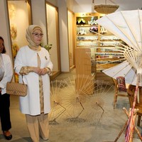 Emine Erdogan sudah memakai tas merek Prancis sejak lama. Seperti foto penampilannya ini saat melihat-lihat toko di pusat perbelanjaan di Hangzhou, China pada 2014. Emine tampak membawa tas Chanel yang harganya puluhan juta rupiah. Chanel merupakan merek Prancis yang ikut masuk dalam daftar produk yang diboikot. Foto: Dok. tccb.gov.tr