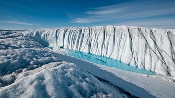 Eismitte, Greenland Dalam sebuah ekspedisi, suhu paling rendah di tempat ini mencapai -85 derajat Celsius yang terjadi pada Maret. Sedangkan suhu terhangat berada di angka -1,8 derajat Celsius pada Juli. Jika dirata-rata, Februari menjadi bulan yang paling dingin (-47,2 derajat Celsius), sementara bulan paling hangat terjadi pada Juli (-12,2 derajat Celsius).