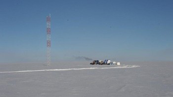 Plateau Station, Antartika. Tempat ini sudah tidak aktif lagi menjadi basis penelitian yang sempat dioperasikan oleh Amerika Serikat. Pada Juli, suhu akan mencapai titik terendahnya dalam satu tahun kalender dibandingkan dengan bulan-bulan yang lain. Di daerah yang memiliki iklim kutub ini, suhu paling rendah yang pernah tercatat adalah -86,2 derajat celsius pada 20 Juli 1968. (Foto: Twitter/@iceadvices)