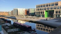 Terkait Sean Connery, dahulu sang James Bond tinggal di sebuah alamat bernama 176 Fountainbridge yang telah dihancurkan di tahun 1960. Ketika Connery mengunjungi bekas rumahnya itu, ia menyebut kalau suasananya begitu berbeda (Scottish Canal)