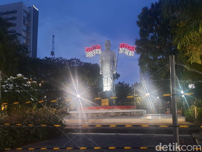 Patung Gubernur Suryo malam hari