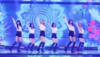 Setelah berganti baju hitam-putih, mereka membawakan lagu lama seperti Rough dan Navillera. Foto: (dok. IME Indonesia)