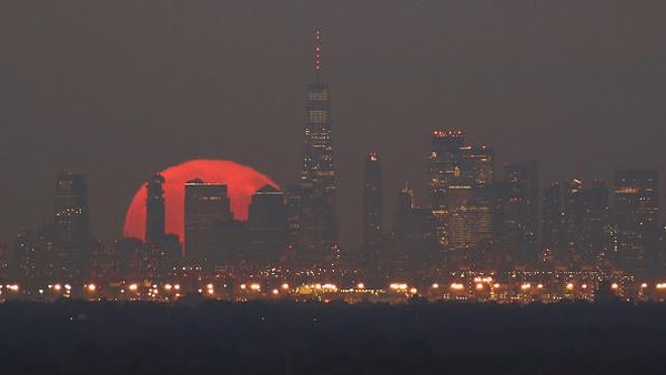 Istilah Hunters moon merupakan nama yang diberikan untuk bulan purnama pertama setelah Harvest Moon, purnama ke titik balik musim gugur. (Corbis via Getty Images/Gary Hershorn) Istilah Hunters moon merupakan nama yang diberikan untuk bulan purnama pertama setelah Harvest Moon, purnama ke titik balik musim gugur. (Corbis via Getty Images/Gary Hershorn)