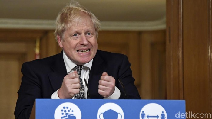 People dine outside on a street in central London, Saturday, Oct. 31, 2020. Earlier Saturday British Prime Minister Boris Johnson announced England will start a monthlong lockdown next week. Johnson says the new measures will begin Thursday and last until Dec. 2. (AP Photo/Alberto Pezzali, Pool)