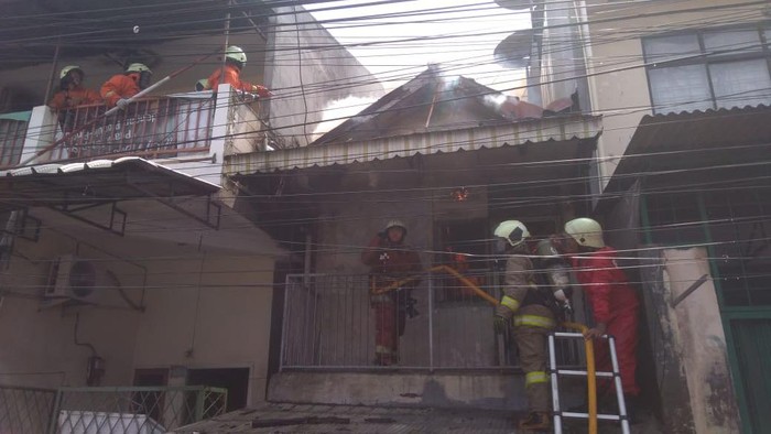 Kebakaran di Tambora, Jakarta Barat, menghanguskan 7 rumah, Minggu (1/11/2020).