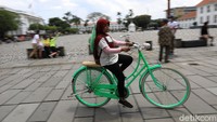 Pengunjung melakukan beragam aktivitas di kawasan Kota Tua, salah satunya bermain sepeda onthel.