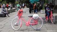 Sepeda ontel yang disewakan tak henti dipesan pengunjung.