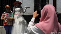 Selain keliling Kota Tua dengan sepeda onthel, pengunjung juga bisa berfoto-foto di kawasan tersebut.
