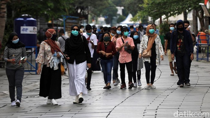 Kota Tua Warga memanfaatkan momen hari terakhir libur panjang dengan berekreasi ke Kota Tua, Jakarta, Minggu (1/11/2020). Bahkan pengunjung yang datang melonjak dari hari pertama libur panjang.