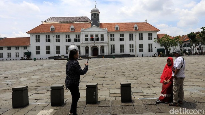 Kota Tua Warga memanfaatkan momen hari terakhir libur panjang dengan berekreasi ke Kota Tua, Jakarta, Minggu (1/11/2020). Bahkan pengunjung yang datang melonjak dari hari pertama libur panjang.