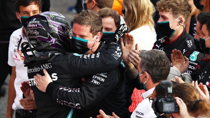 IMOLA, ITALY - NOVEMBER 01: Race winner Lewis Hamilton of Great Britain and Mercedes GP celebrates with his team in parc ferme during the F1 Grand Prix of Emilia Romagna at Autodromo Enzo e Dino Ferrari on November 01, 2020 in Imola, Italy. (Photo by Mark Thompson/Getty Images)