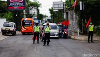 Menghadapi arus balik wisatawan di hari terakhir libur panjang, polisi tetap memberlakukan rekayasa lalulintas one way untuk mengurai kepadatan di kawasan Lembang.