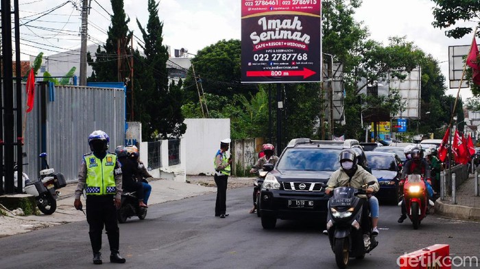 Arus lalulintas di kawasan wisata Lembang, Kabupaten Bandung Barat (KBB) pada hari kelima libur panjang cuti bersama mulai terasa lancar ketimbang hari-hari sebelumnya, Minggu (1/11/2020).