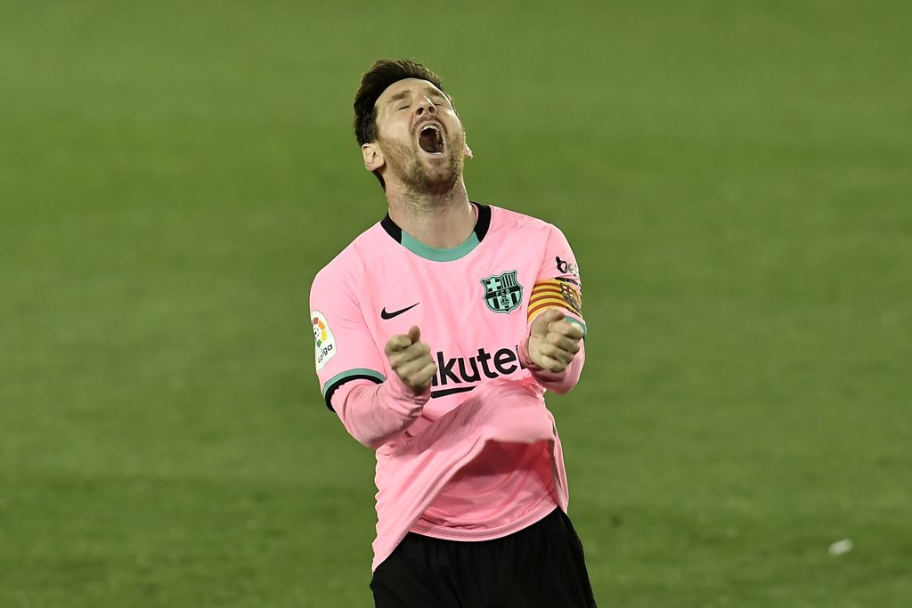 lionel messi barcelona alaves vs barcelona laliga liga spanyol Barcelona's Lionel Messi gestures during the Spanish La Liga soccer match between Alaves and Barcelona at Mendizorroza stadium in Vitoria, Spain, Saturday, Oct. 31, 2020. (AP Photo/Alvaro Barrientos)