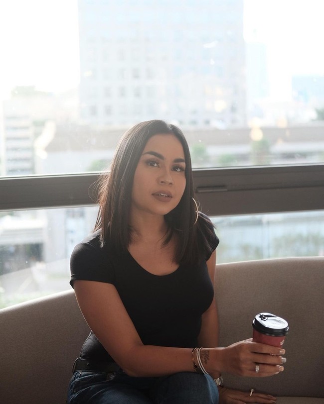 Melaney Ricardo berjuang melawan COVID-19 selama sebulan. Ia juga merasakan beberapa gejala selama terjangkit virus ini. Jadi di awal bulan Oktober aku terakhir syuting dan aku merasa menggigil, kedinginan. Memang saat itu kondisi fisik aku lelah karena pekerjaan. Aku saat itu sedang melakukan strict diet dan aku sempat mencoba menjadi vegetarian, kata Melaney, dikutip dari YouTube miliknya, Selasa (3/11/2020). Foto: Instagram @melaney_ricardo