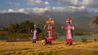 Sejumlah stupa raja iblis Rahwana dibakar saat Dussehra, festival yang memperingati kemenangan Dewa Hindu Rama atas Rahwana, simbol menangnya kebaikan atas kejahatan.