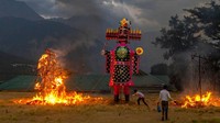 Ritual membakar patung raja ini diadakan rutin setiap tahun di India.