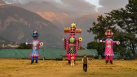 Stupa raja iblis mitologis Rahwana dan kerabatnya dibakar selama perayaan Festival Dussehra di Dharmsala, India.