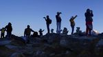 Melihat Matahari Terbit dari Puncak Pegunungan Himalaya