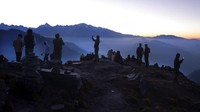 Puncak Chandrashilla di Himalaya bisanya ramai oleh turis yang ingin melihat keindahan matahari terbit dan terbenam.