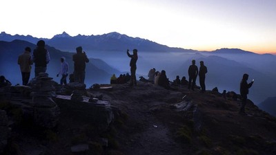 Melihat Matahari Terbit dari Puncak Pegunungan Himalaya