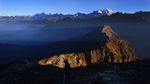 Melihat Matahari Terbit dari Puncak Pegunungan Himalaya