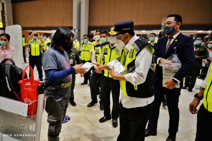 Menteri Perhubungan Budi Karya Sumadi meninjau Pelabuhan Bakauheni, Lampung dan Bandara Soekarno Hatta, Tangerang.