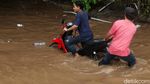 Motor Mogok Akibat Terobos Banjir di Kolong Tol JORR Bekasi