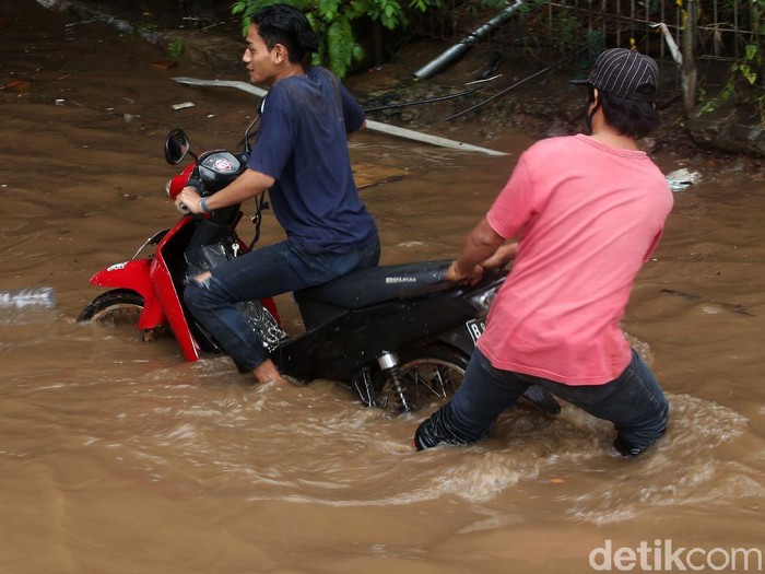 Kolong tol JORR, Bekasi, terendam banjir siang ini. Sejumlah kendaraan bermotor mogok akibat menerobos banjir.