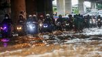 Motor Mogok Akibat Terobos Banjir di Kolong Tol JORR Bekasi