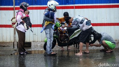 Motor Mogok Akibat Terobos Banjir di Kolong Tol JORR Bekasi