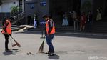 Pelanggar Protokol Kesehatan Dihukum Nyapu Jalan di Kota Tua