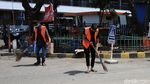 Pelanggar Protokol Kesehatan Dihukum Nyapu Jalan di Kota Tua