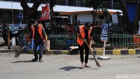 Mereka dihukum menyapu jalan dengan memakai rompi pelanggar PSBB.