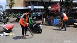 Pelanggar Protokol Kesehatan Dihukum Nyapu Jalan di Kota Tua