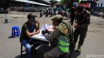 Pelanggar Protokol Kesehatan Dihukum Nyapu Jalan di Kota Tua