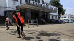 Pelanggar Protokol Kesehatan Dihukum Nyapu Jalan di Kota Tua