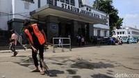 Operasi yustisi penerapan protokol pencegahan virus Corona atau COVID-19 digelar di Kota Tua, Jakarta, Minggu (1/11/2020).