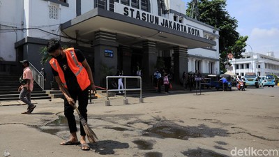 Pelanggar Protokol Kesehatan Dihukum Nyapu Jalan di Kota Tua
