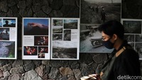 Selain pameran fotografi, ada beberapa buku foto karya fotografer Boy T Harjanto yang dijual dimana nantinya hasil dari penjual buku tersebut akan didonasikan untuk warga yang tinggal di kawasan lereng Gunung Merapi.