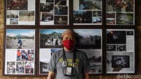 Boy T Harjanto, seorang fotografer lepas berdiri di depan karya fotonya yang dipamerkan.